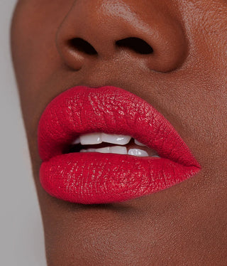 Labial Classic lipstick - R.E.M. Beauty vista frontal con fondo blanco.