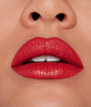 Labial Classic lipstick - R.E.M. Beauty vista frontal con fondo blanco.