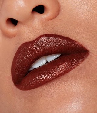 Labial Classic lipstick - R.E.M. Beauty vista frontal con fondo blanco.