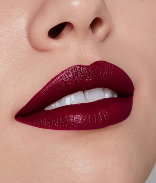 Labial Classic lipstick - R.E.M. Beauty vista frontal con fondo blanco.