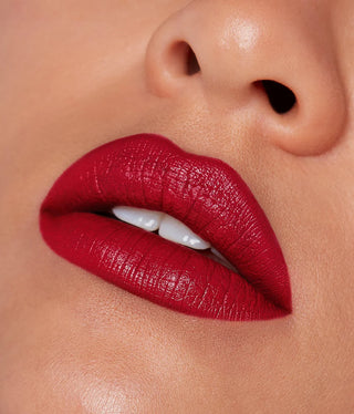 Labial Classic lipstick - R.E.M. Beauty vista frontal con fondo blanco.