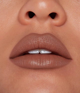 Labial Classic lipstick - R.E.M. Beauty vista frontal con fondo blanco.