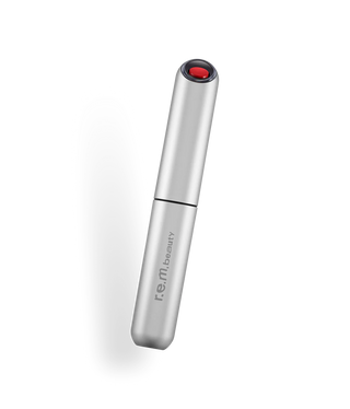 Labial Classic lipstick - R.E.M. Beauty vista frontal con fondo blanco.