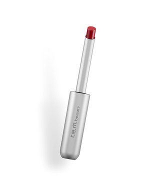 Labial Classic lipstick - R.E.M. Beauty vista frontal con fondo blanco.