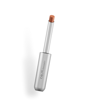 Labial Classic lipstick - R.E.M. Beauty vista frontal con fondo blanco.