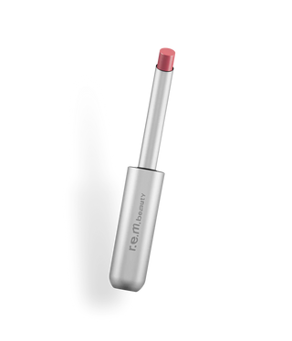 Labial Classic lipstick - R.E.M. Beauty vista frontal con fondo blanco.