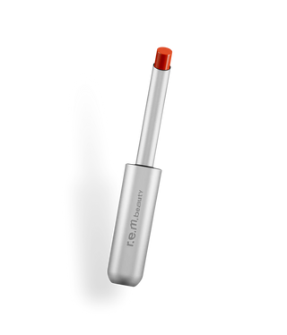 Labial Classic lipstick - R.E.M. Beauty vista frontal con fondo blanco.
