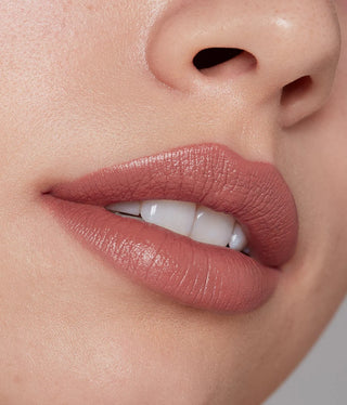 Labial Classic lipstick - R.E.M. Beauty vista frontal con fondo blanco.