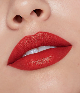 Labial Classic lipstick - R.E.M. Beauty vista frontal con fondo blanco.