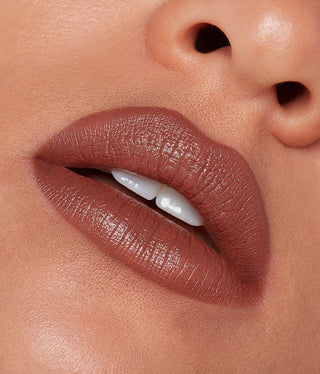 Labial Classic lipstick - R.E.M. Beauty vista frontal con fondo blanco.