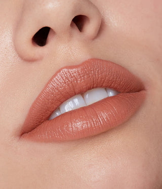 Labial Classic lipstick - R.E.M. Beauty vista frontal con fondo blanco.