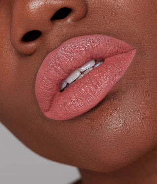 Labial Classic lipstick - R.E.M. Beauty vista frontal con fondo blanco.