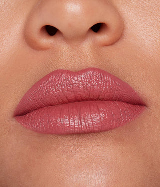 Labial Classic lipstick - R.E.M. Beauty vista frontal con fondo blanco.