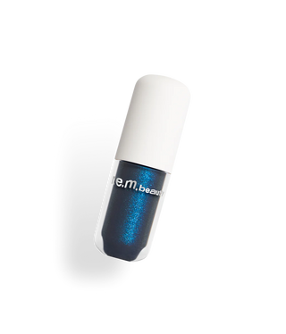 Sombra de Ojos Lustrous liquid eyeshadow - R.E.M. Beauty vista frontal con fondo blanco.