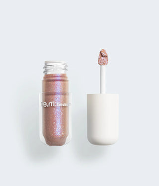 Sombra de Ojos Lustrous liquid eyeshadow - R.E.M. Beauty vista frontal con fondo blanco.