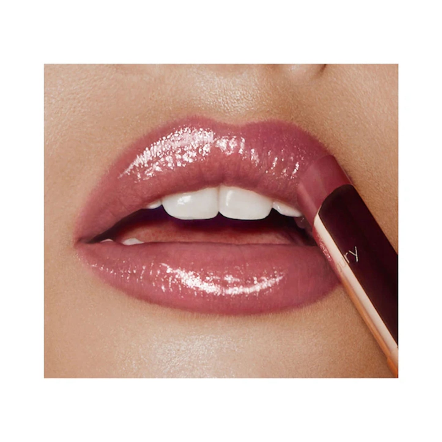 Labial con Brillo Superstar Lips - Charlotte Tilbury vista frontal con fondo blanco.