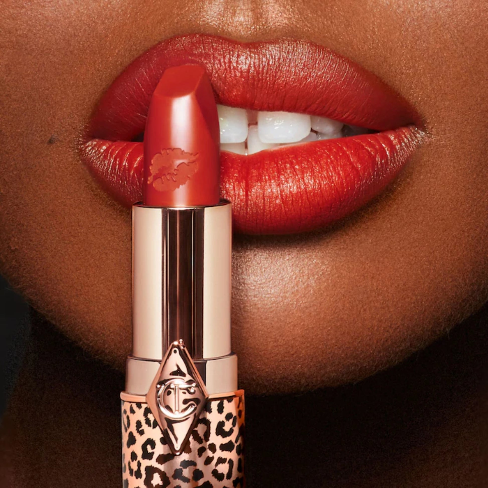 Labial Hot Lips 2 - Charlotte Tilbury vista frontal con fondo blanco.