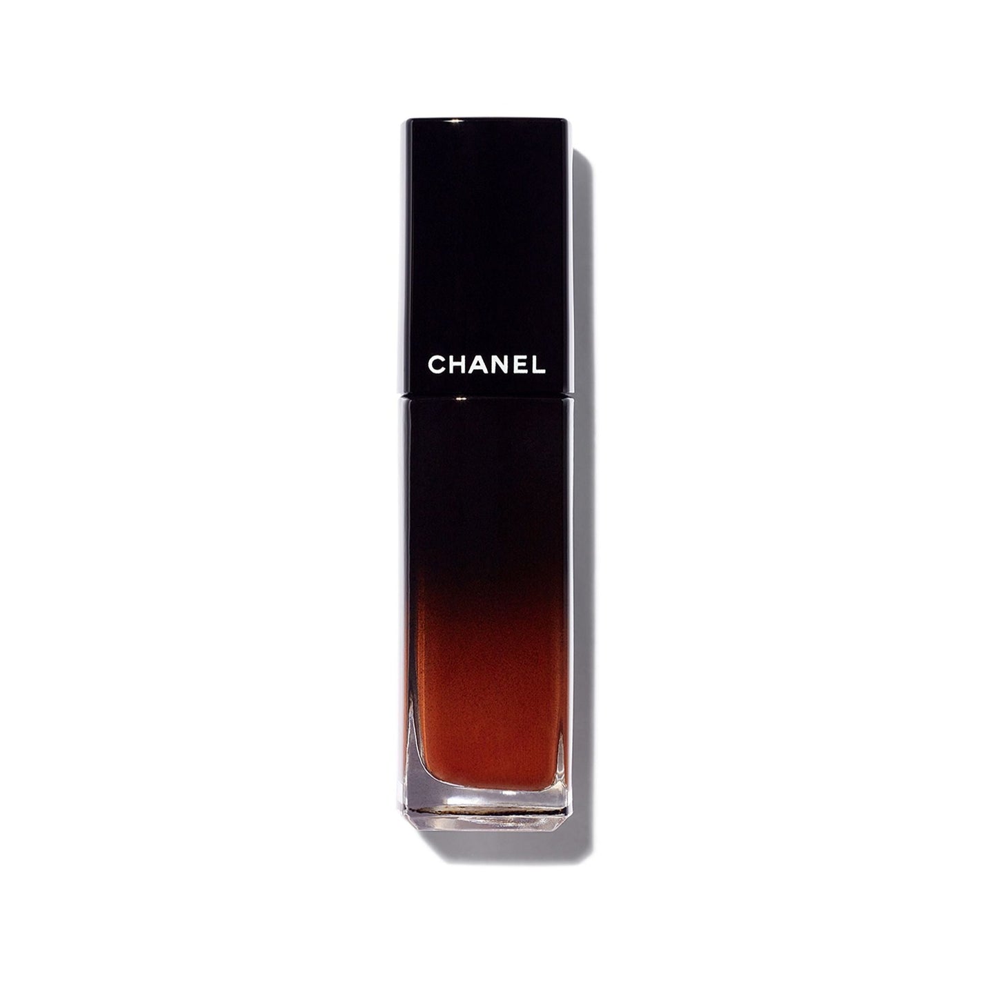 Labial Gloss ROUGE ALLURE LAQUE - CHANEL vista frontal con fondo blanco.