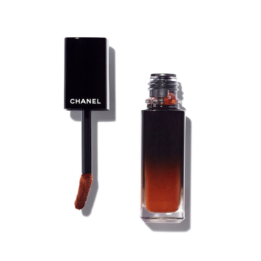 Labial Gloss ROUGE ALLURE LAQUE - CHANEL vista frontal con fondo blanco.