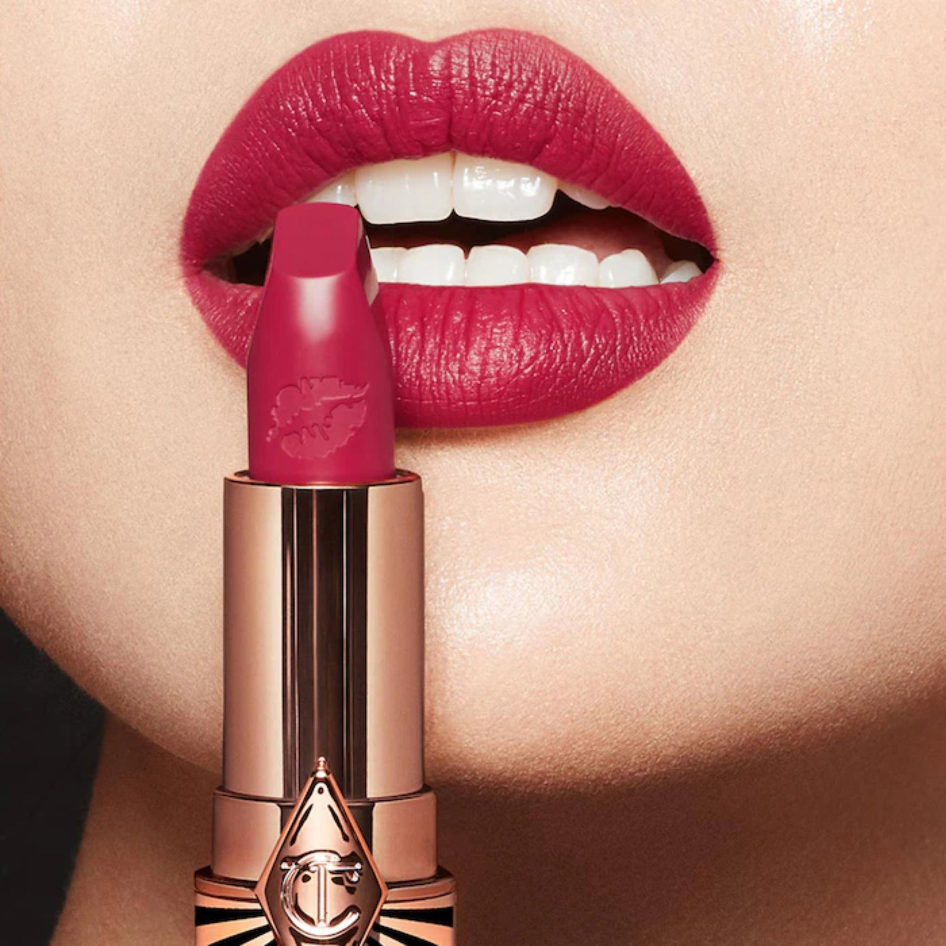 Labial Hot Lips 2 - Charlotte Tilbury vista frontal con fondo blanco.