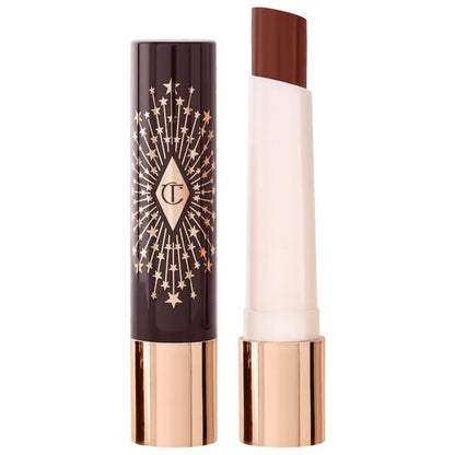 Bálsamo Labial con Color y Ácido Hialurónico Happikiss - Charlotte Tilbury vista frontal con fondo blanco.