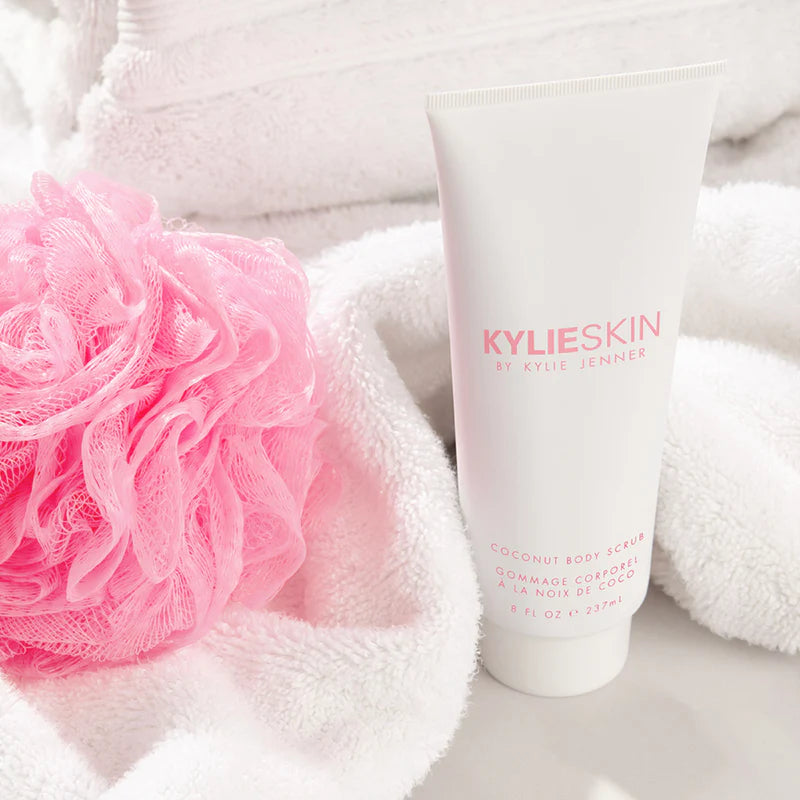 Coconut body scrub™ Exfoliante corporal - Kylie Cosmetics vista frontal con fondo blanco.