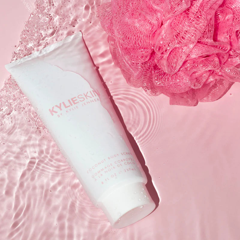 Coconut body scrub™ Exfoliante corporal - Kylie Cosmetics vista frontal con fondo blanco.