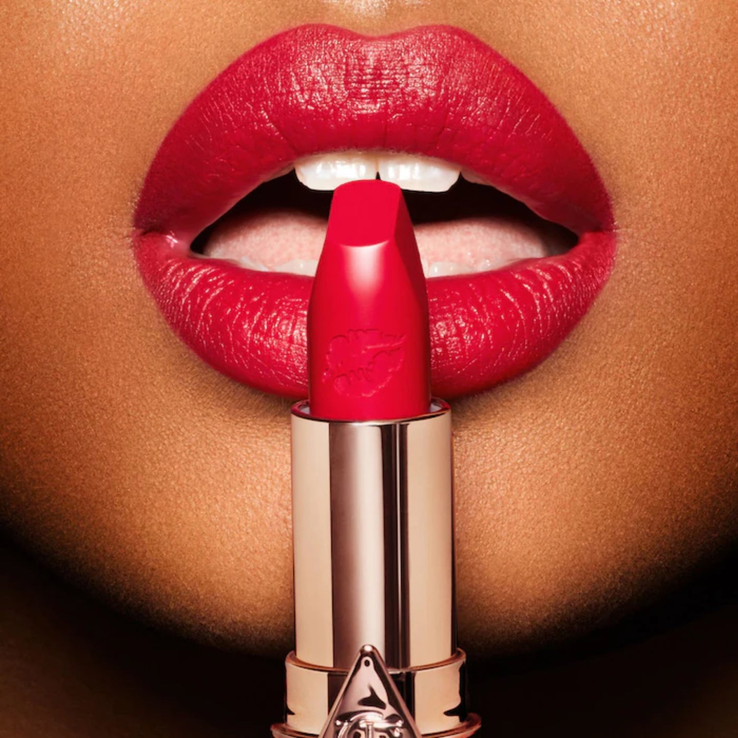 Labial Hot Lips 2 - Charlotte Tilbury vista frontal con fondo blanco.