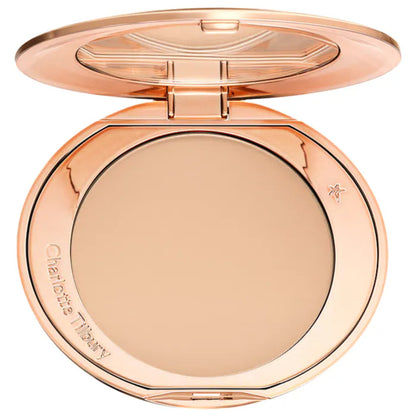 Polvo compacto fijador Efecto Natural Airbrush Flawless™ - Charlotte Tilbury vista frontal con fondo blanco.