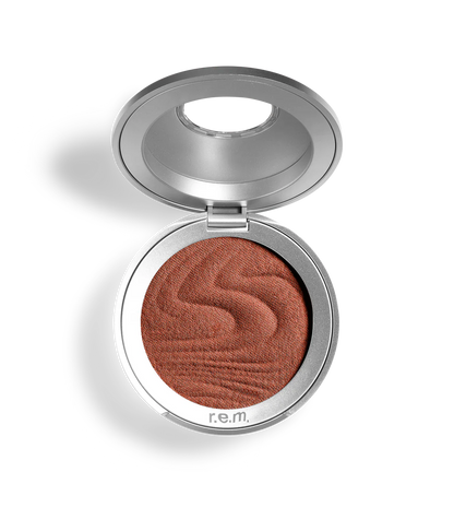 Rubor Satin matte blush - R.E.M. Beauty vista frontal con fondo blanco.