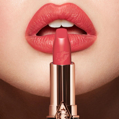 Labial Hot Lips 2 - Charlotte Tilbury vista frontal con fondo blanco.