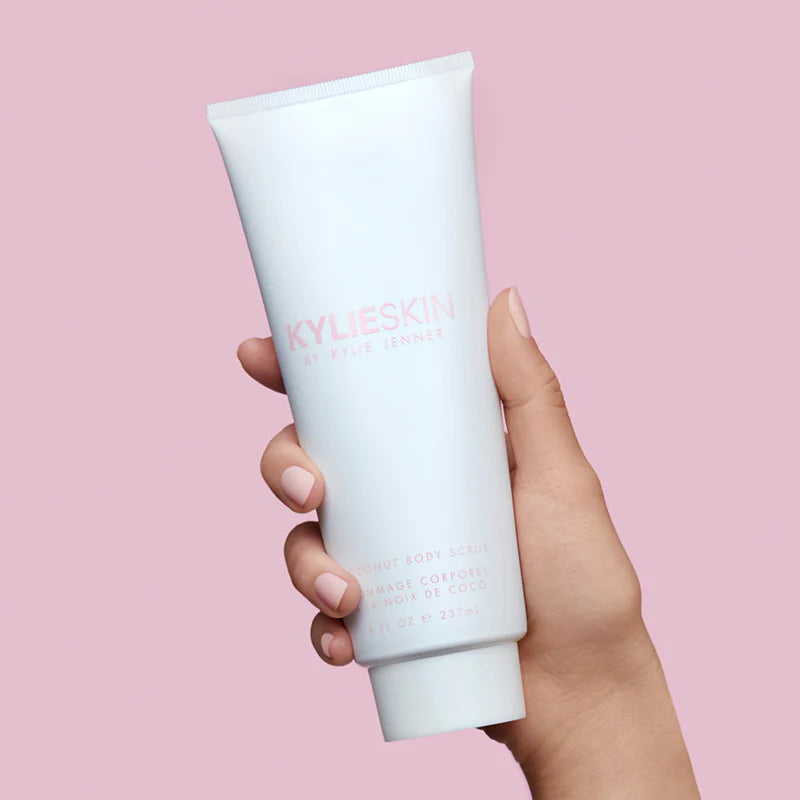 Coconut body scrub™ Exfoliante corporal - Kylie Cosmetics vista frontal con fondo blanco.