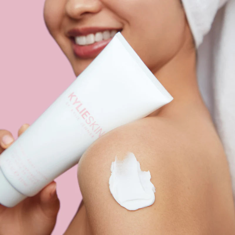 Coconut body lotion™ Crema corporal - Kylie Cosmetics vista frontal con fondo blanco.