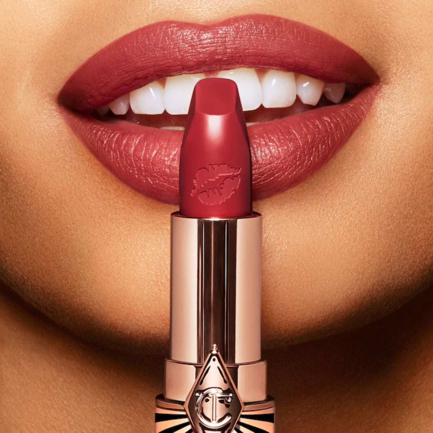 Labial Hot Lips 2 - Charlotte Tilbury vista frontal con fondo blanco.