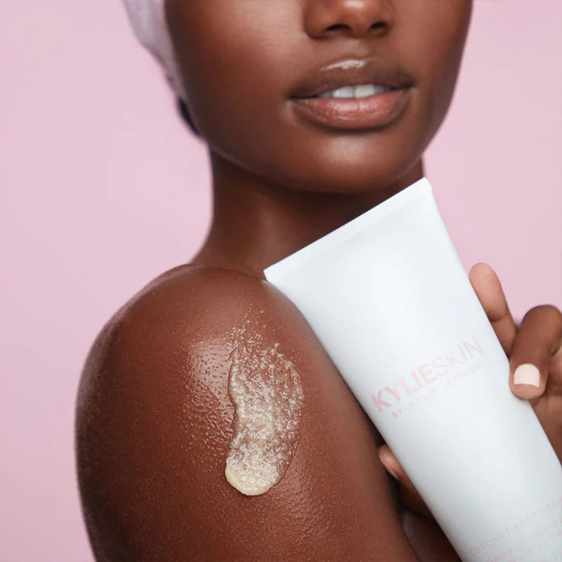 Coconut body scrub™ Exfoliante corporal - Kylie Cosmetics vista frontal con fondo blanco.