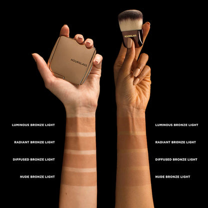 Bronzer Iluminador Ambient Lighting - Hourglass vista frontal con fondo blanco.