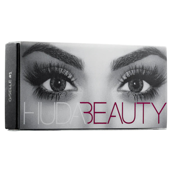 Pestañas postizas reutilizables Classic False Lashes - HUDA BEAUTY vista frontal con fondo blanco.