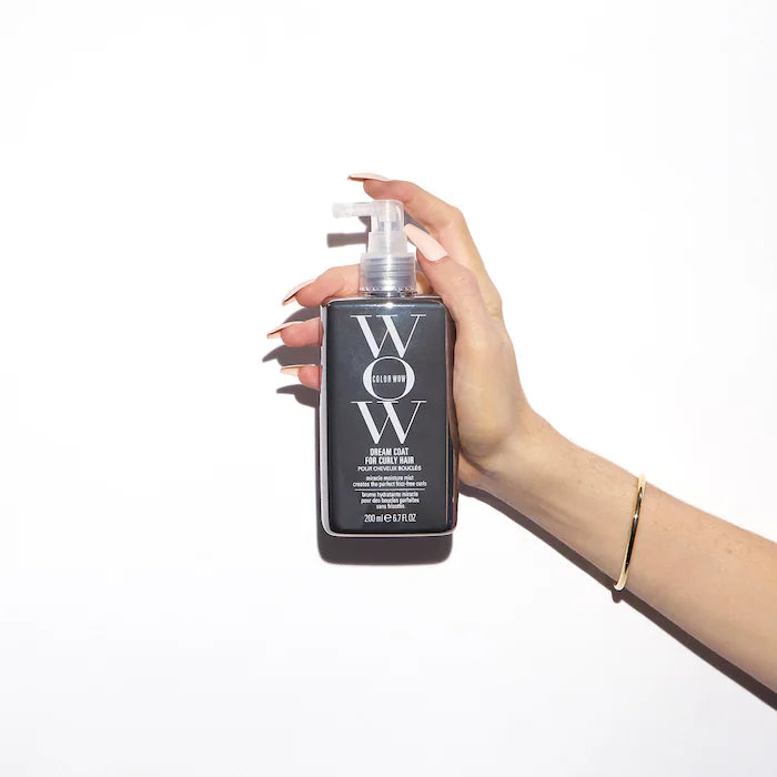 Spray Anti-Frizz Dream Coat Treatment™ para cabellos rizados - COLOR WOW vista frontal con fondo blanco.