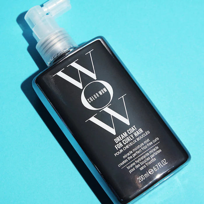 Spray Anti-Frizz Dream Coat Treatment™ para cabellos rizados - COLOR WOW vista frontal con fondo blanco.