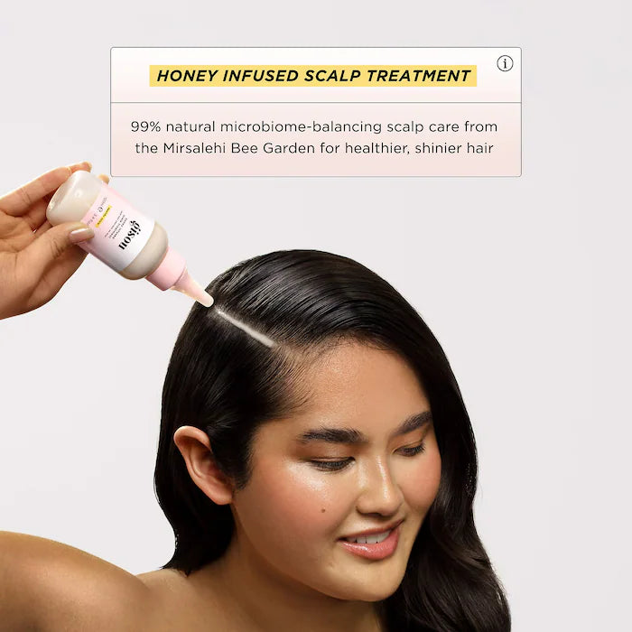 Honey Infused™ Scalp Treatment Serum - Gisou vista frontal con fondo blanco.