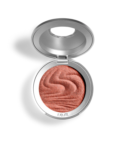 Rubor Satin matte blush - R.E.M. Beauty vista frontal con fondo blanco.