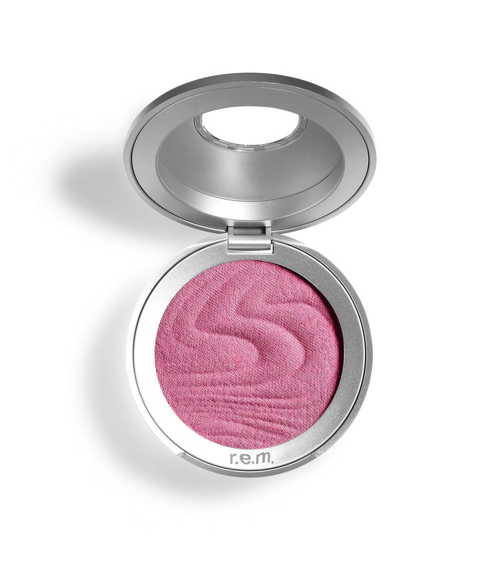 Rubor Satin matte blush - R.E.M. Beauty vista frontal con fondo blanco.