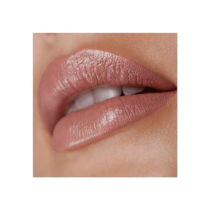 Labial Posh Lipstick™ - Victoria Beckham beauty vista frontal con fondo blanco.