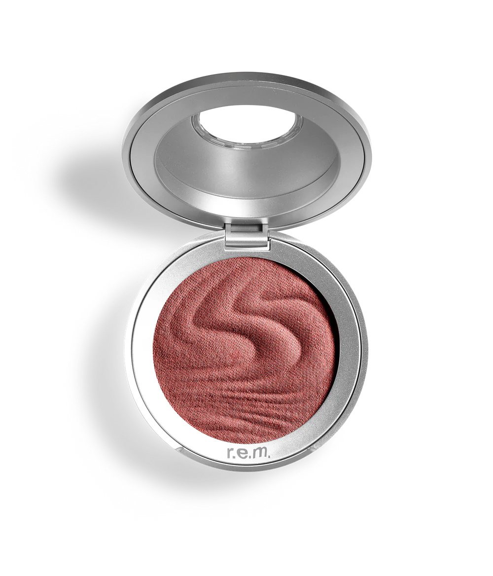 Rubor Satin matte blush - R.E.M. Beauty vista frontal con fondo blanco.