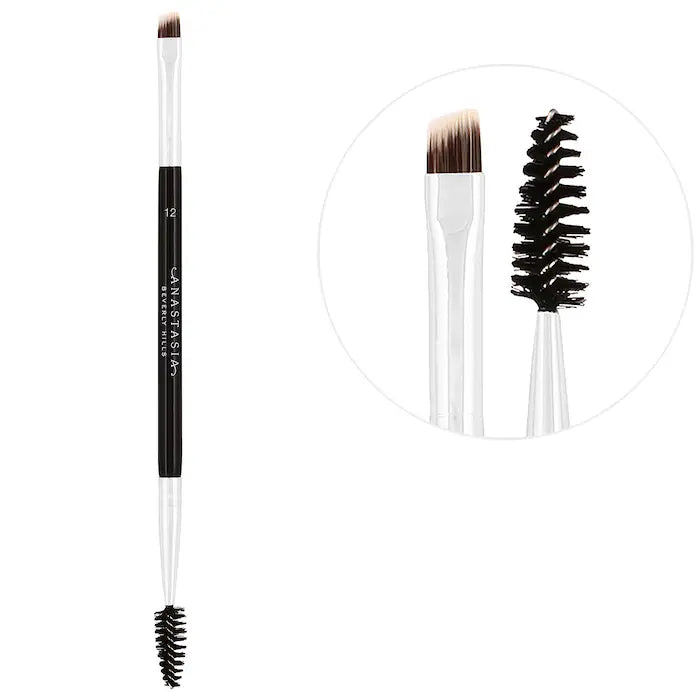 Brocha de cejas para pomadas y geles Brush 12 Precision - Anastasia Beverly Hills vista frontal con fondo blanco.