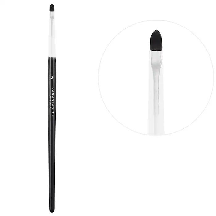 Pincel delineador Brush 3 - Anastasia Beverly Hills vista frontal con fondo blanco.