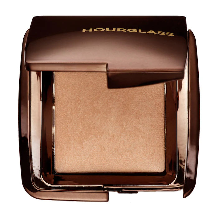 Iluminador en Polvo Mini Ambient® Lighting Powder - Hourglass vista frontal con fondo blanco.