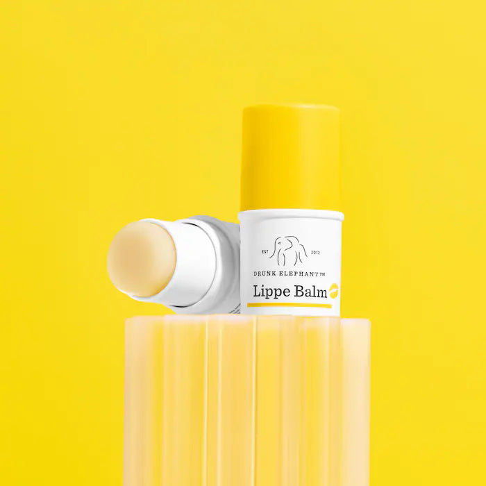 Bálsamo Labial Lippe Balm - Drunk Elephant vista frontal con fondo blanco.