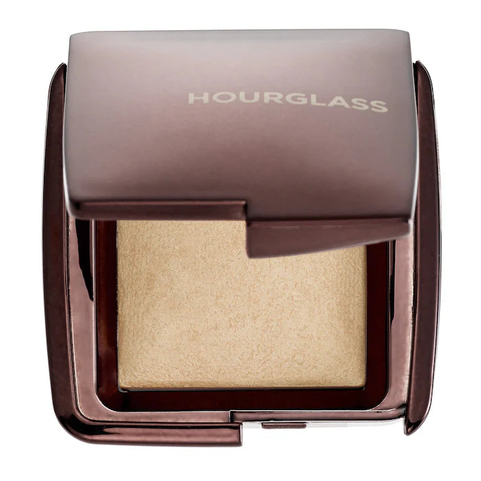 Iluminador en Polvo Mini Ambient® Lighting Powder - Hourglass vista frontal con fondo blanco.