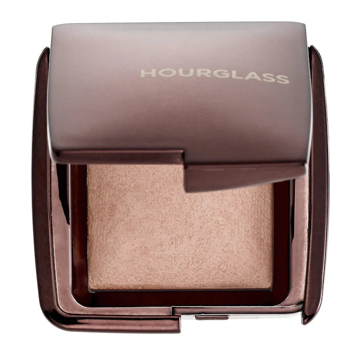 Iluminador en Polvo Mini Ambient® Lighting Powder - Hourglass vista frontal con fondo blanco.